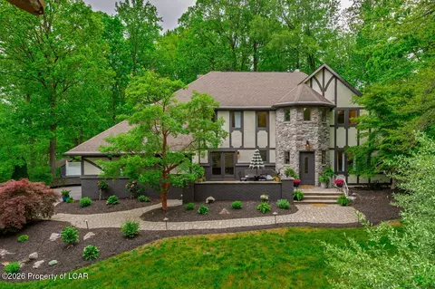 102 Longfellow Close, Moosic, PA 18507