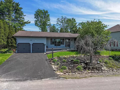 25 Idlewood Dr, Dallas, PA 18612