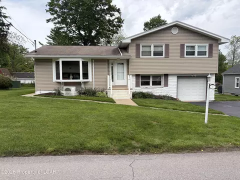 7 Warren Dr, Dallas, PA 18612