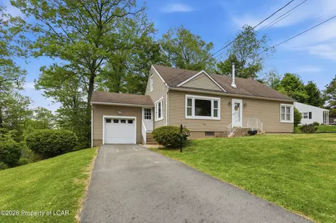 12 Hillcrest Dr, Dallas, PA 18612