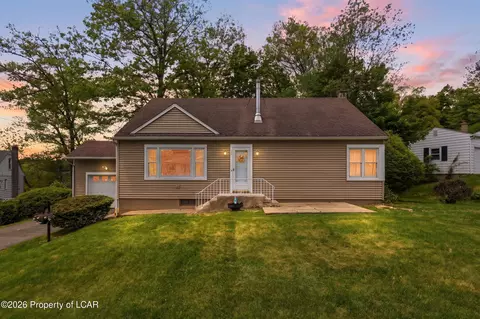 12 Hillcrest Dr, Dallas, PA 18612