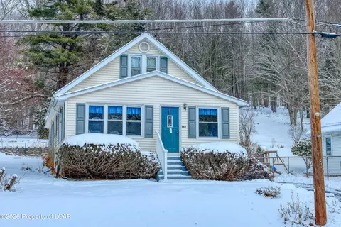 482 Lake Catalpa Rd, Dallas, PA 18612