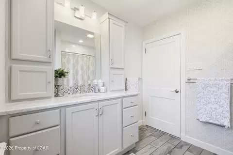 Bath - 1028 E Broad St, Hazleton, PA 18201 photo 4 of 4