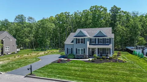 1166 Woodberry Dr, Mountain Top, PA 18707
