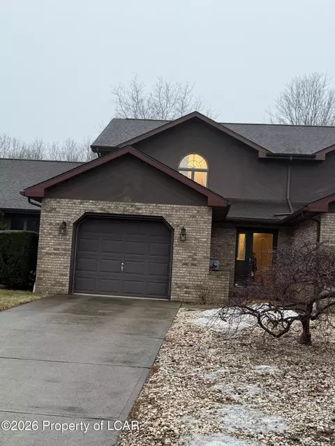 1512 Poolside Dr, Hazle Township, PA 18202