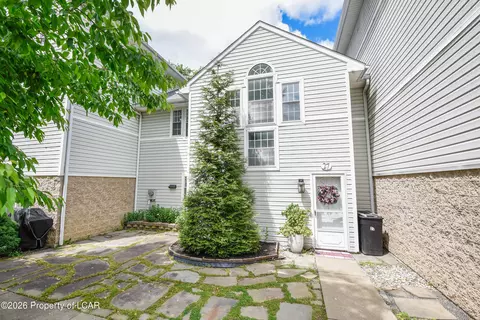 27 Allenberry Dr, Hanover Township, PA 18706