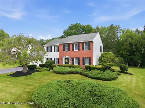 107 Eastview Cir, Sugarloaf, PA 18249