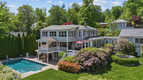 60 Walnut St, Harveys Lake, PA 18618