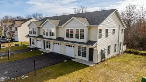 15 Nicole Ln, Hazleton, PA 18201