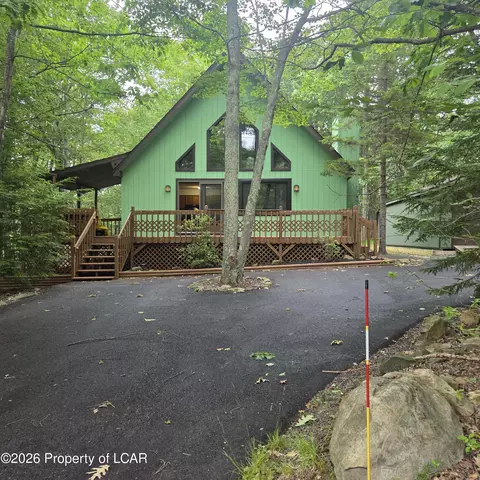 5 Fir Ln, Gouldsboro, PA 18424