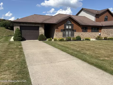 61 Countrywood Rd, Hanover Township, PA 18706