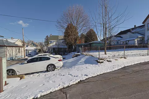 333 E Juniper St, Hazleton, PA 18201 photo 3