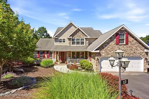 17 Mohican Ct, Hazleton, PA 18202
