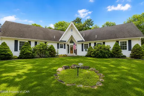 106 Lonely Wolf Ct, Long Pond, PA 18334