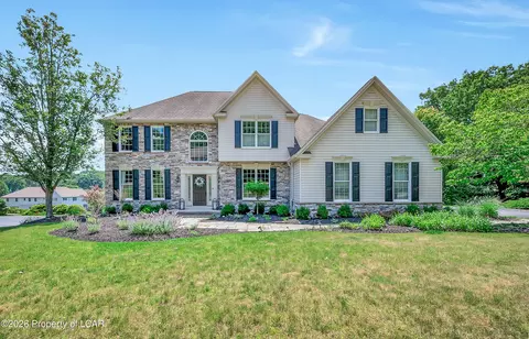 35 White Tail Dr, Dallas, PA 18612
