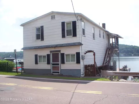 1718 Lakeside Dr, Harveys Lake, PA 18618