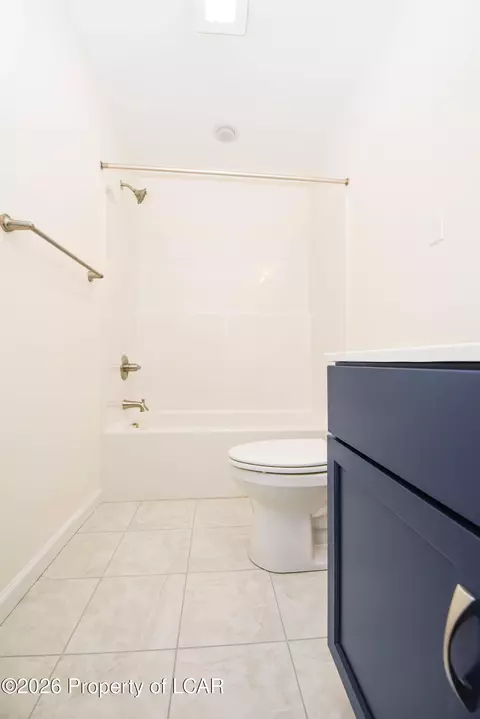 Bath - 2460 E Venisa Dr, Hazle Township, PA 18202 photo 8 of 9