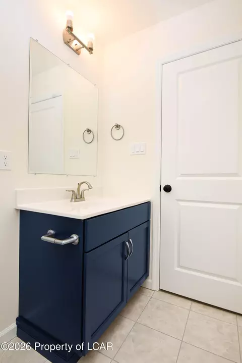 Bath - 2460 E Venisa Dr, Hazle Township, PA 18202 photo 7 of 9