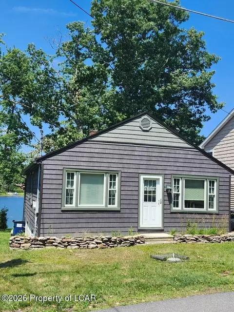 1297 Lakeview Dr, White Haven, PA 18661