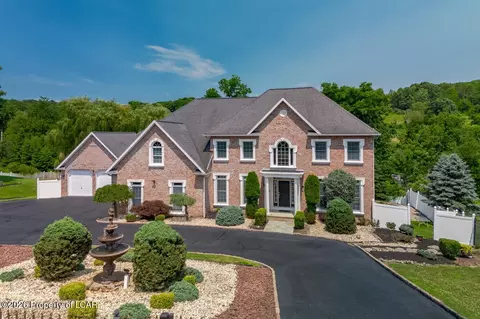 41 Somerfields Dr, Wyoming, PA 18644