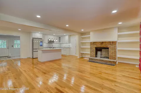 Living - 1498 Deer Run, Bushkill, PA 18324 photo 1 of 5
