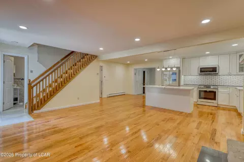 Living - 1498 Deer Run, Bushkill, PA 18324 photo 2 of 5
