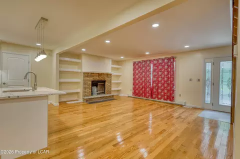 Living - 1498 Deer Run, Bushkill, PA 18324 photo 3 of 5