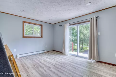 Living - 1498 Deer Run, Bushkill, PA 18324 photo 5 of 5