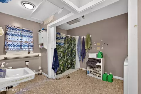 Bath - 6 Forest Hill Rd, Hazleton, PA 18202 photo 1 of 1
