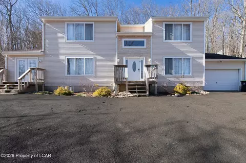 27 Brunswick Dr, Mount Pocono, PA 18344