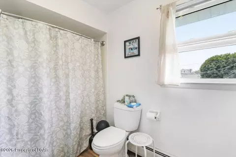 Bath - 409 Carleton Ave, Hazleton, PA 18201 photo 2 of 4
