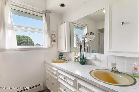 Bath - 409 Carleton Ave, Hazleton, PA 18201 photo 4 of 4