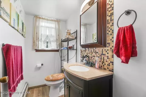 Bath - 409 Carleton Ave, Hazleton, PA 18201 photo 1 of 4