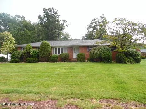 6 Colonial Dr, Mountain Top, PA 18707