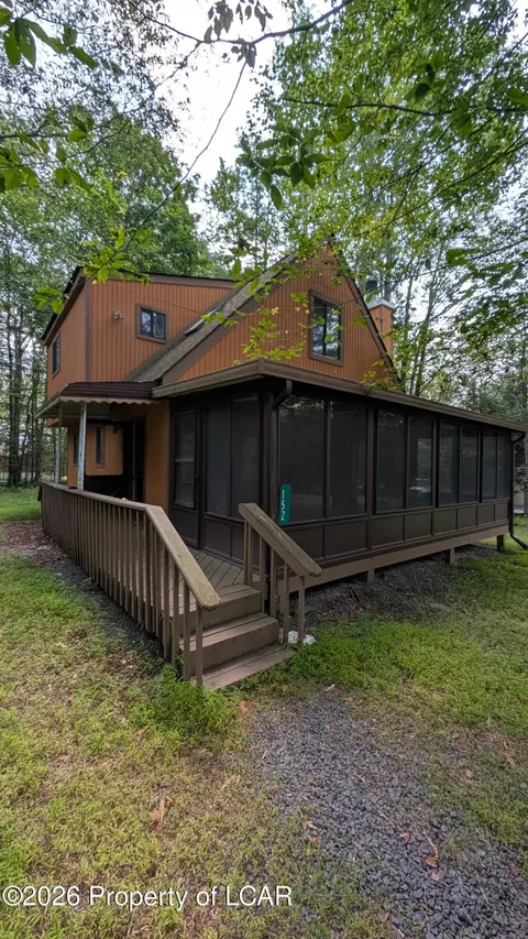 152 Wyalusing Dr, Pocono Lake, PA 18347