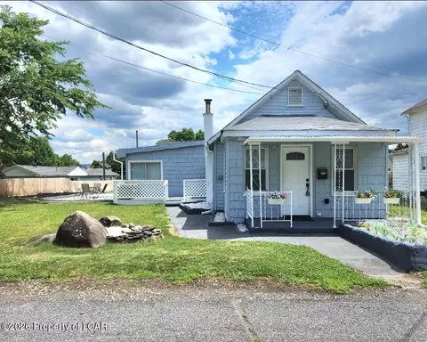 6 Rowlands Ln, Wyoming, PA 18644