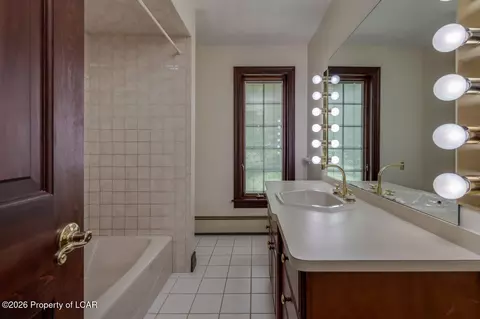 Bath - 550 Lantern Hill Rd, Shavertown, PA 18708 photo 6 of 8