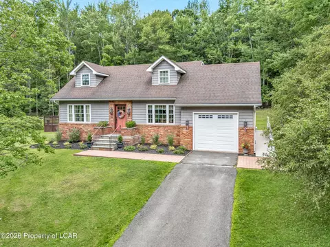58 Cummings Rd, Dallas, PA 18612