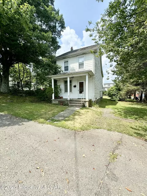 120 N Lincoln St, Mcadoo, PA 18237