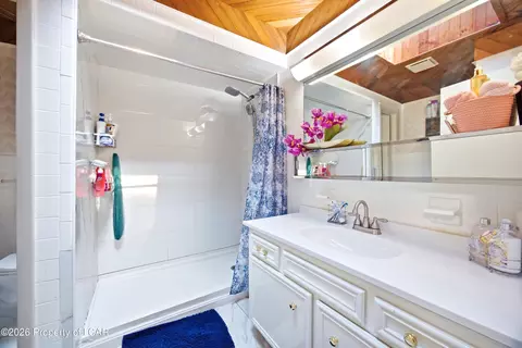 Bath - 1002 E 9th St, Hazle Township, PA 18201 photo 1 of 7