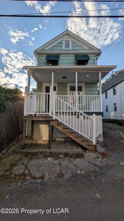 31 Essex Ln, Wilkes-barre, PA 18702
