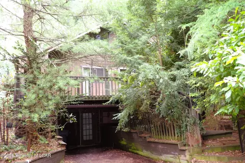 253 Four Seasons Dr, Drums, PA 18222