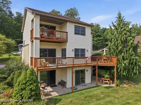 1428 Lakeside Dr, Harveys Lake, PA 18618