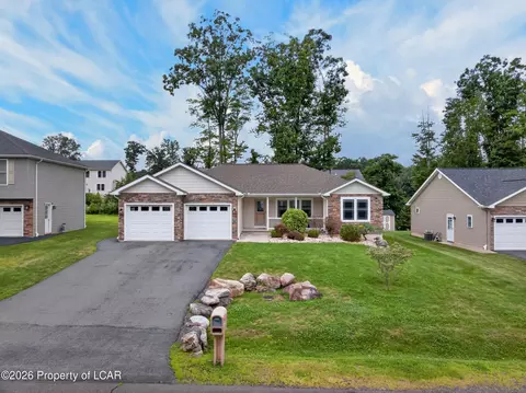 54 Woodcrest Ave, Mountain Top, PA 18707
