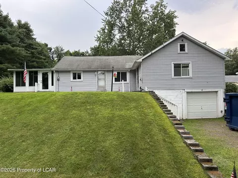 125 Maple Tree Rd, Dallas, PA 18612