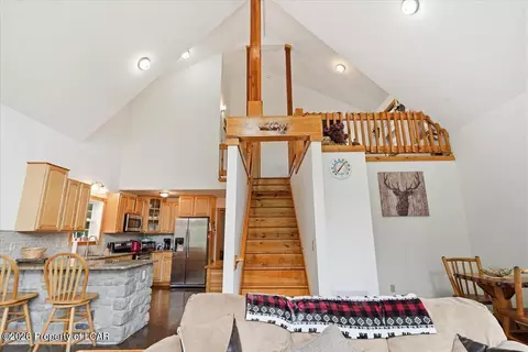 Entry Way - 16 Delaware Dr, Hazleton, PA 18202 photo 1 of 6