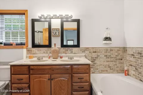 Bath - 16 Delaware Dr, Hazleton, PA 18202 photo 2 of 5