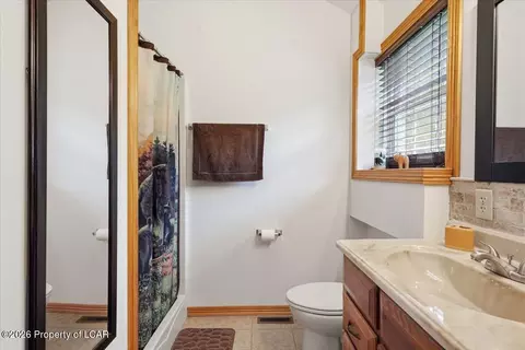 Bath - 16 Delaware Dr, Hazleton, PA 18202 photo 3 of 5