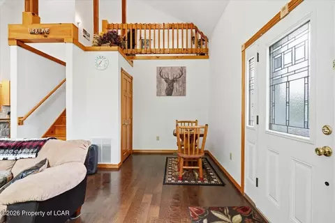 Entry Way - 16 Delaware Dr, Hazleton, PA 18202 photo 2 of 6