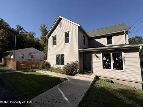 1272 Mountain St, Rock Glen, PA 18246